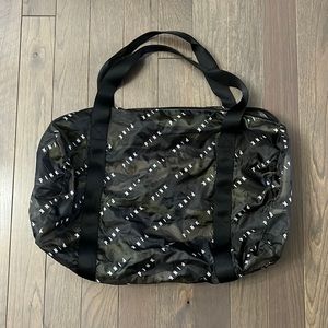 VS PINK PACKABLE DUFFEL (camo print)